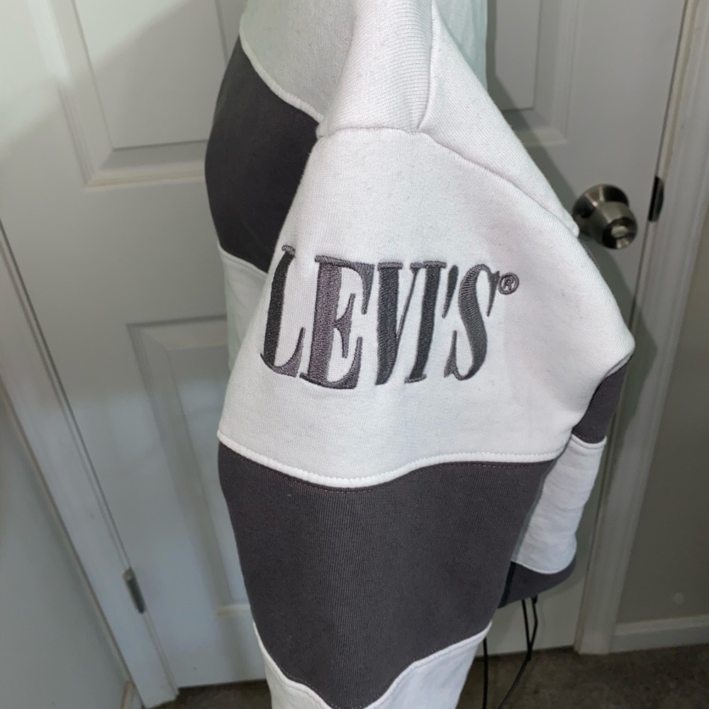 Levi’s women’s crew neck sweatshirt
